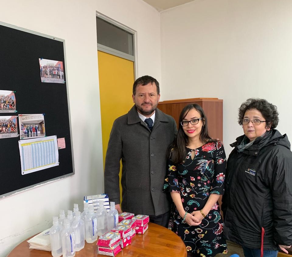 Embajada del Paraguay en Chile entregó una donación a escuela República del Paraguay