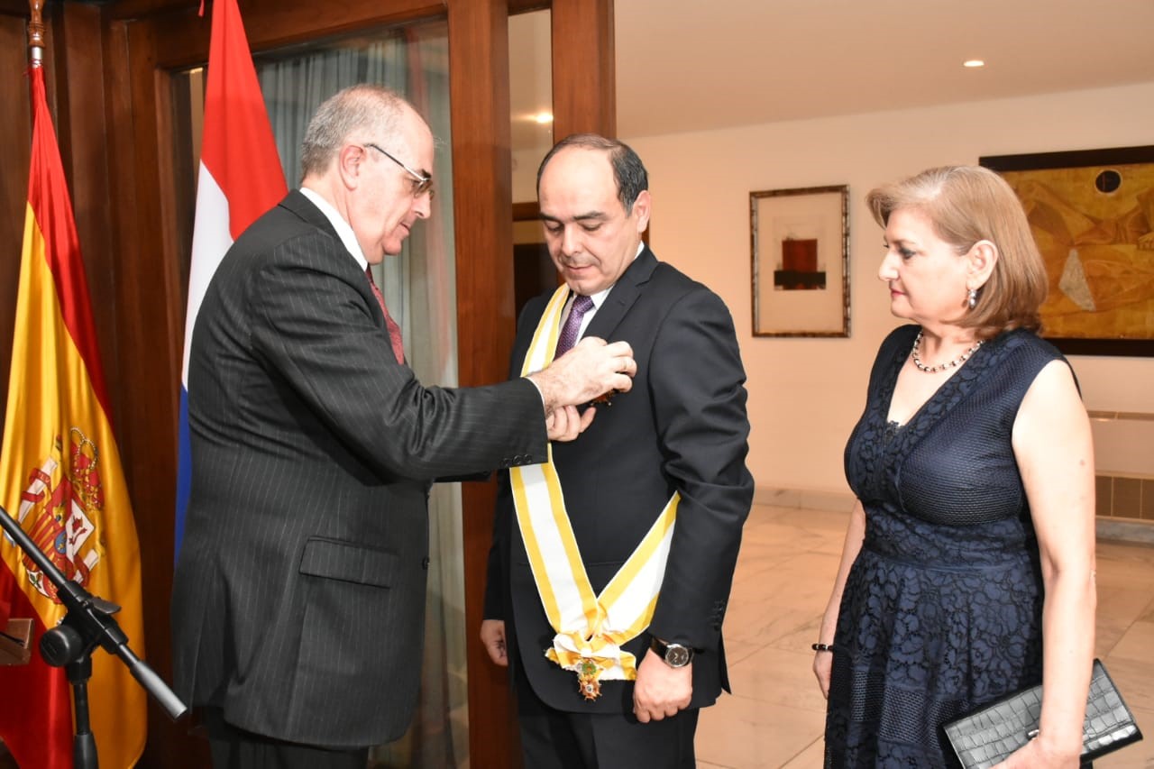 Por su gestión como embajador en España, Rivas Palacios fue condecorado con la “Orden de Isabel la Católica”