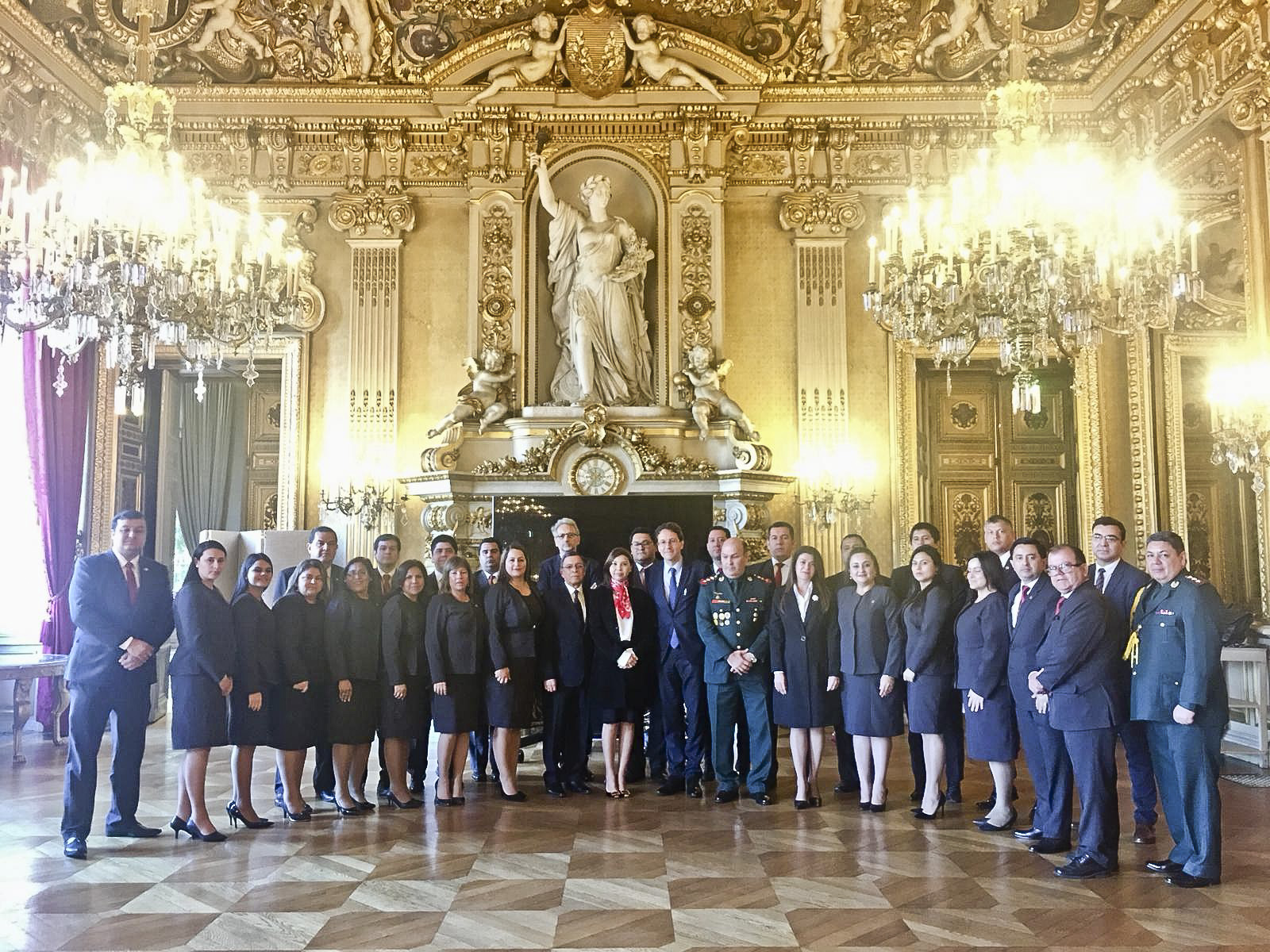 Cursantes de la Primera Promoción de la Maestría en Planificación y Conducción Estratégica del alto Paraná, realiza una visita de estudios a Francia