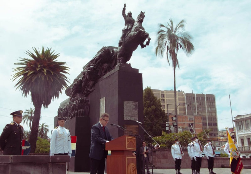 Con ceremonia de ofrendas florales en el Parque La Alameda, Quito, se celebró 211 años de Independencia Patria