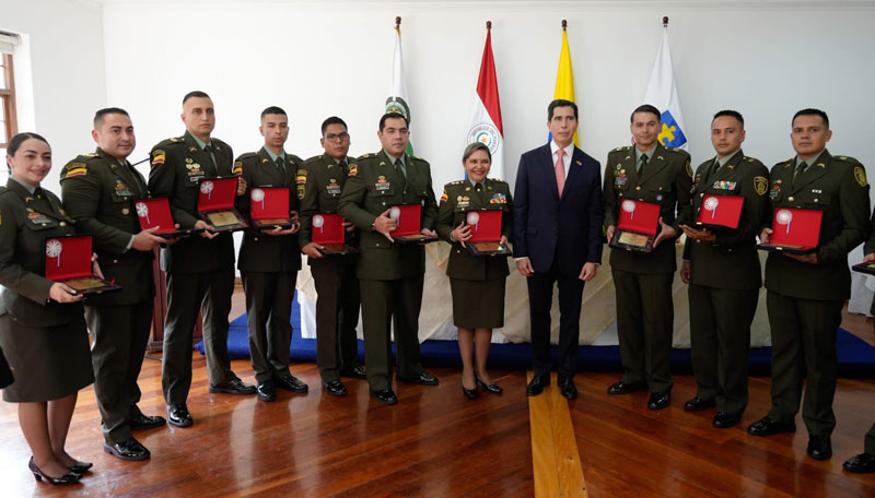 Paraguay condecora con la Orden Nacional del Mérito Don José Falcón a la Fiscalía General de la Nación y a la Policía Nacional de Colombia