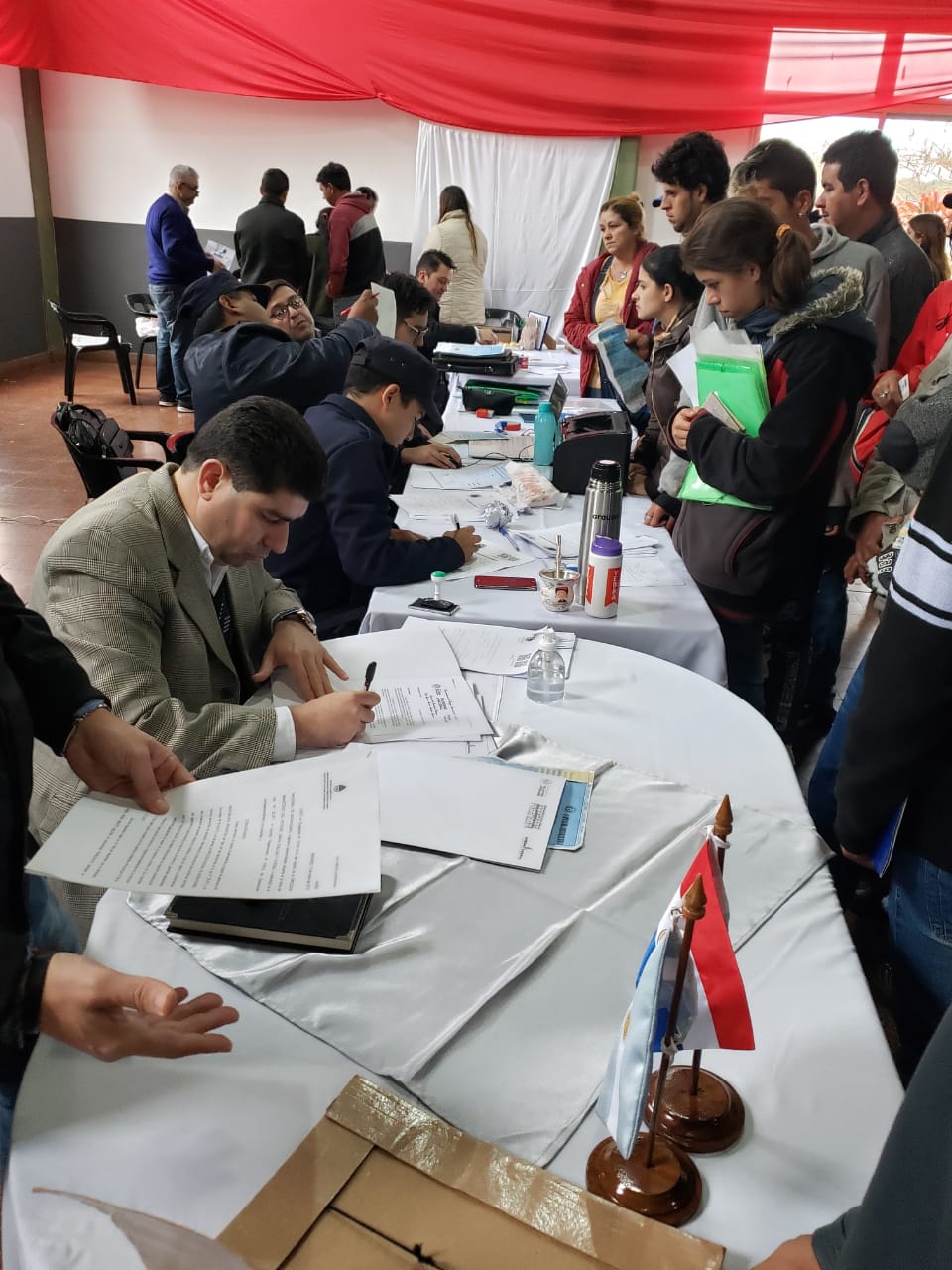 Compatriotas residentes en  municipio de Wanda, Misiones, Argentina, tramitaron documentos varios