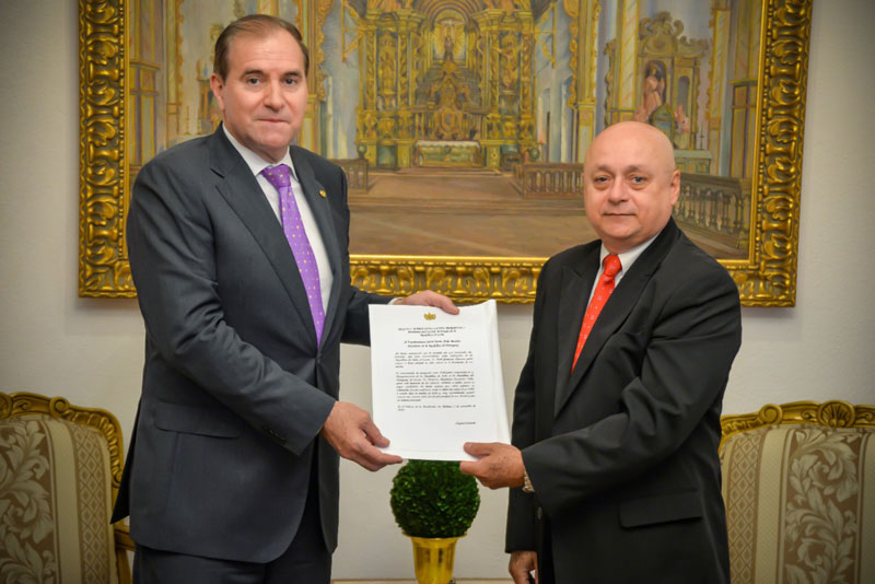 Embajador de Cuba presenta copias de Cartas Credenciales al Canciller Nacional