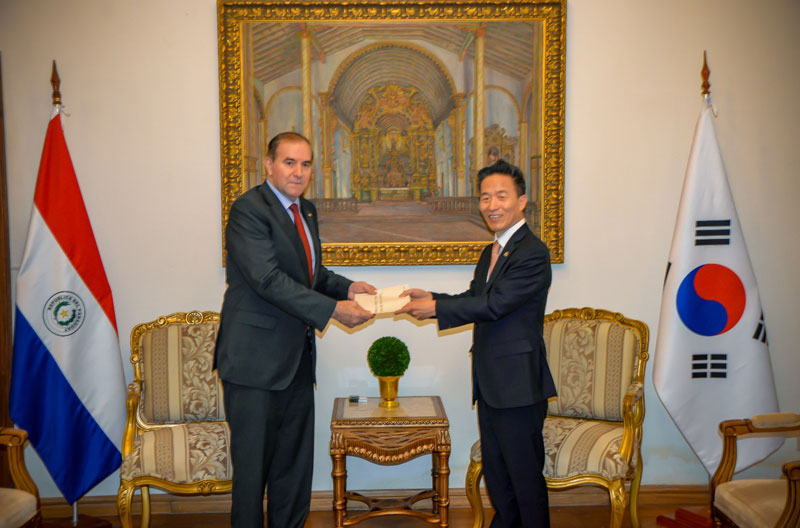 Canciller recibió las copias de las cartas credenciales del nuevo embajador de Corea