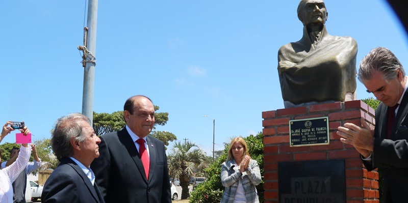 Un busto de Gaspar Rodríguez de Francia fue instalado en la Plaza República del Paraguay en Punta del Este, Uruguay
