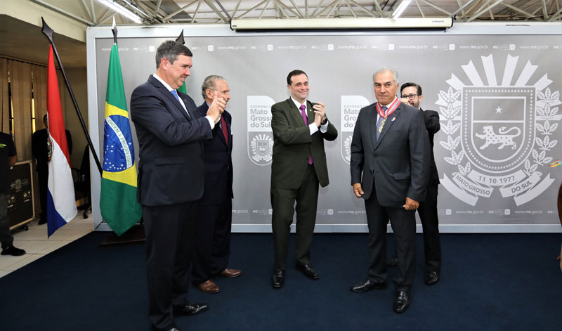 Exgobernador del Estado de Mato Grosso do Sul es condecorado con la Orden Nacional del Mérito