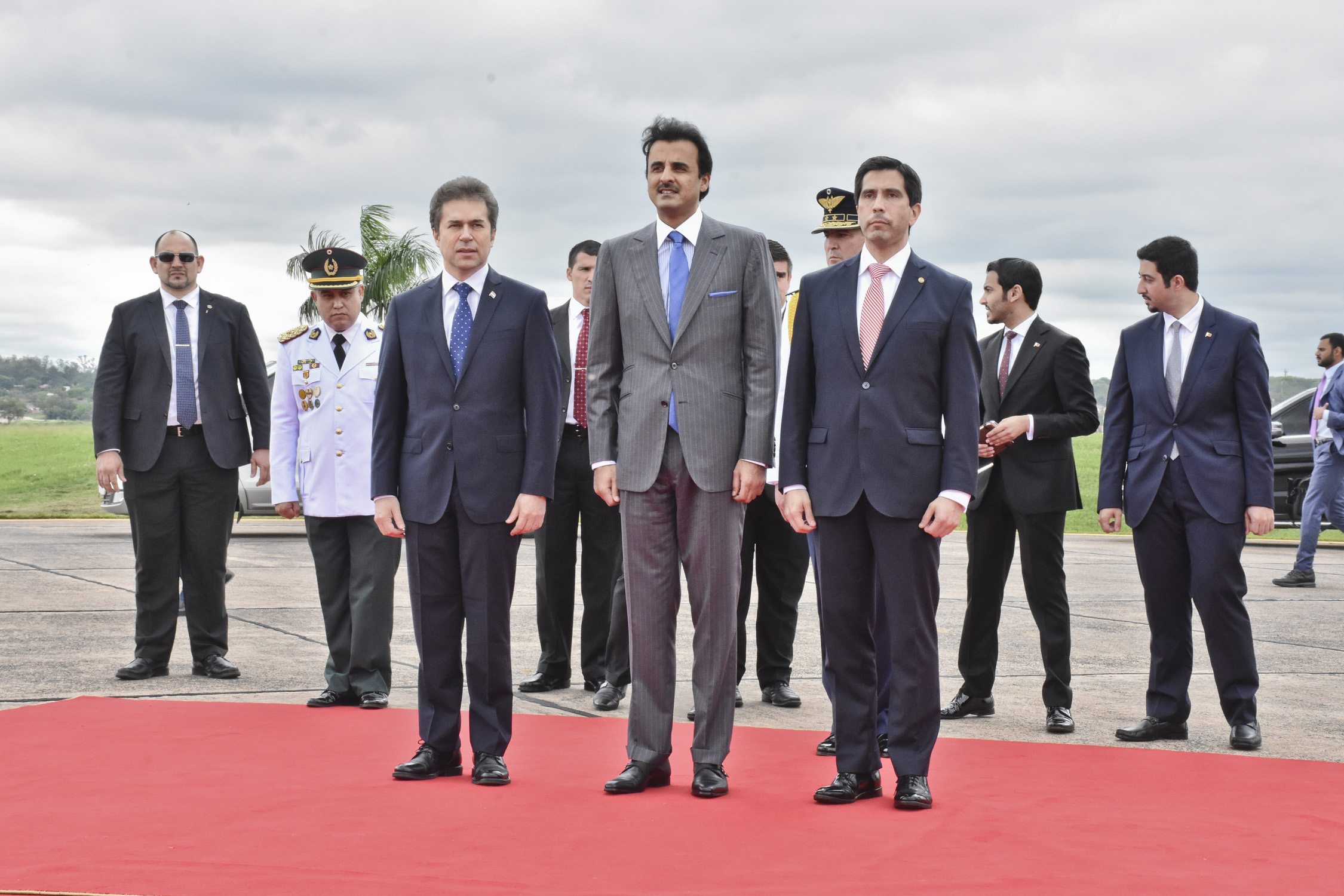 Ministro Castiglioni recibió al Emir del Estado de Qatar a su arribo al Paraguay