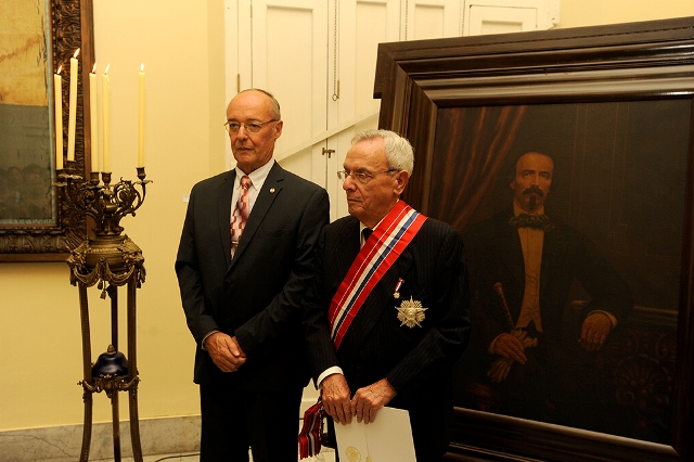 Promotor del acercamiento cultural entre Paraguay y Cuba fue condecorado por el Embajador Cano Radil