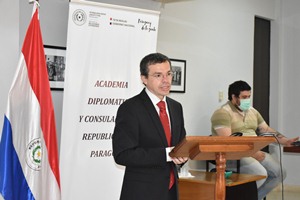 Ministro Franco defendió tesis y obtuvo calificación 5 para ascender a embajador