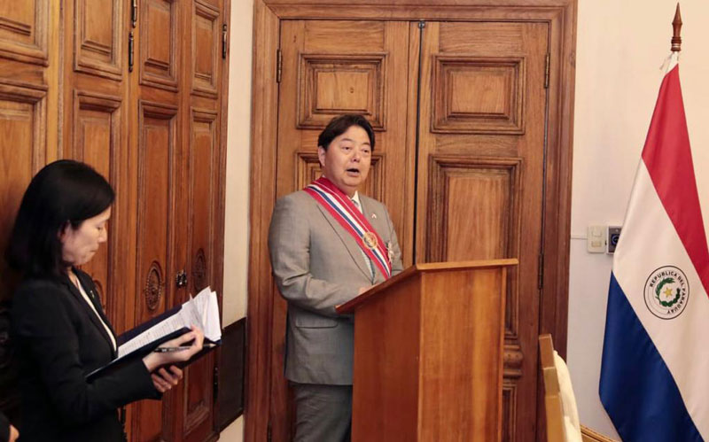 Paraguay condecora al ministro Hayashi con la Orden Nacional del Mérito en el Grado de Gran Cruz Extraordinaria