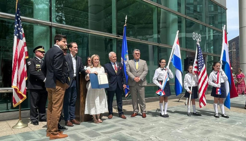 Emotiva ceremonia especial de izamiento de la bandera en Stamford, EEUU, a iniciativa de ciudadano paraguayo 