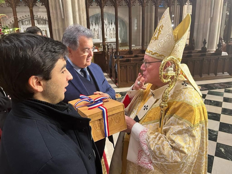Consulado entrega presente a Cardenal de Nueva York, en el marco de las festividades de la Virgen de Caacupé