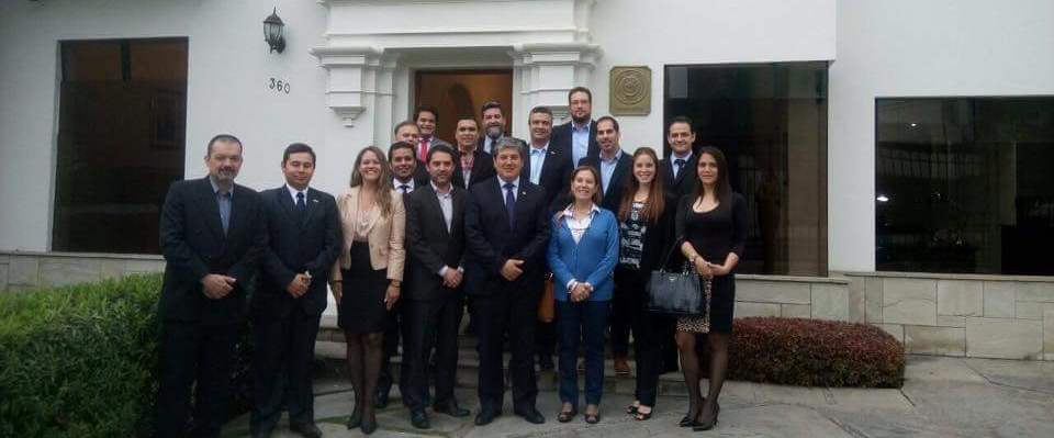 Embajador Duarte van Humbeck recibió a funcionarios de la SENAVITAT y del sector financiero