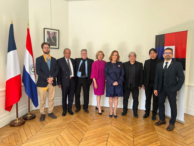 Paraguayos y paraguayas son condecorados en Francia