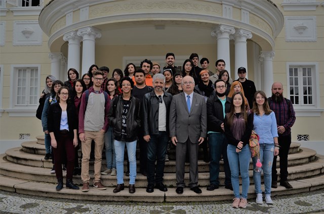 Estudiantes y profesores de Artes Visuales de la Universidad Estadual de Ponta Grossa visitaron obras de arte expuestas en Consulado
