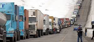 Cancillería gestiona y asiste a camioneros paraguayos varados en la frontera chileno-argentina