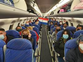 Llegan 104 compatriotas en vuelo humanitario desde Bolivia