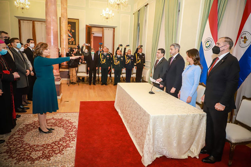 El presidente Abdo Benítez tomó juramento a la nueva embajadora del Paraguay ante la Santa Sede 