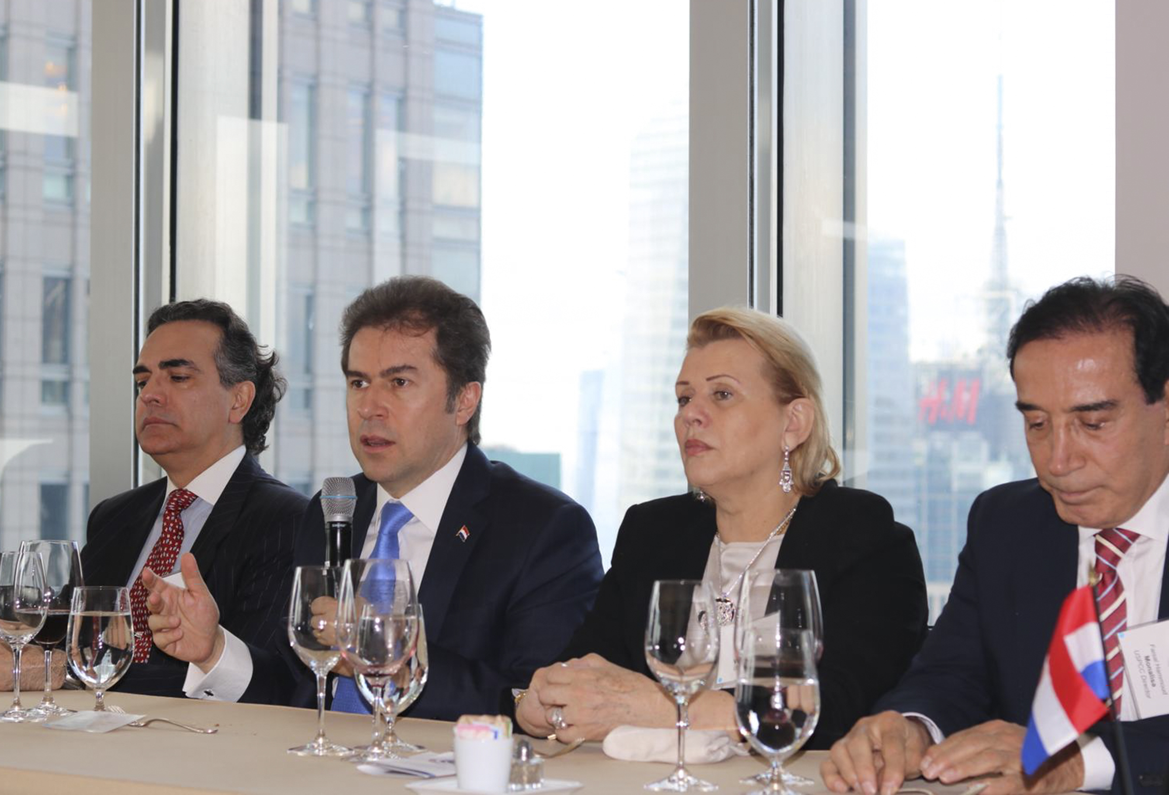 Presidente Abdo Benítez invitó a los empresarios extranjeros a apostar por el Paraguay