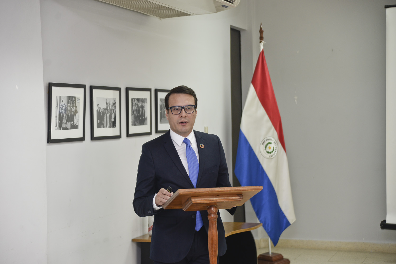 Ministro Raúl Montiel Gastó defendió exitosamente la tesis que le permitirá ascender en el escalafón diplomático