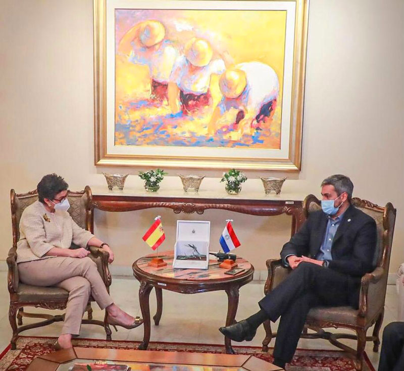El presidente Abdo recibió el saludo de cortesía de la canciller de España