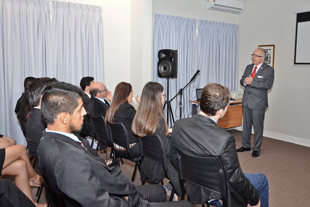 El Consulado General del Paraguay en Curitiba recibió la visita de alumnos de la Universidad Nacional el Este de nuestro país