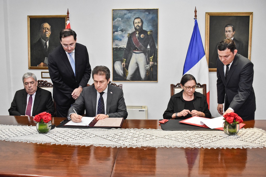 Canciller Nacional y Embajadora de Francia firman Acuerdo sobre libre ejercicio de actividades remuneradas a familiares del personal diplomático