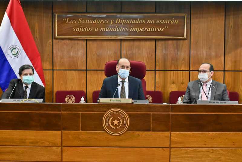 Participación del canciller Euclides Acevedo en una reunión en el Congreso