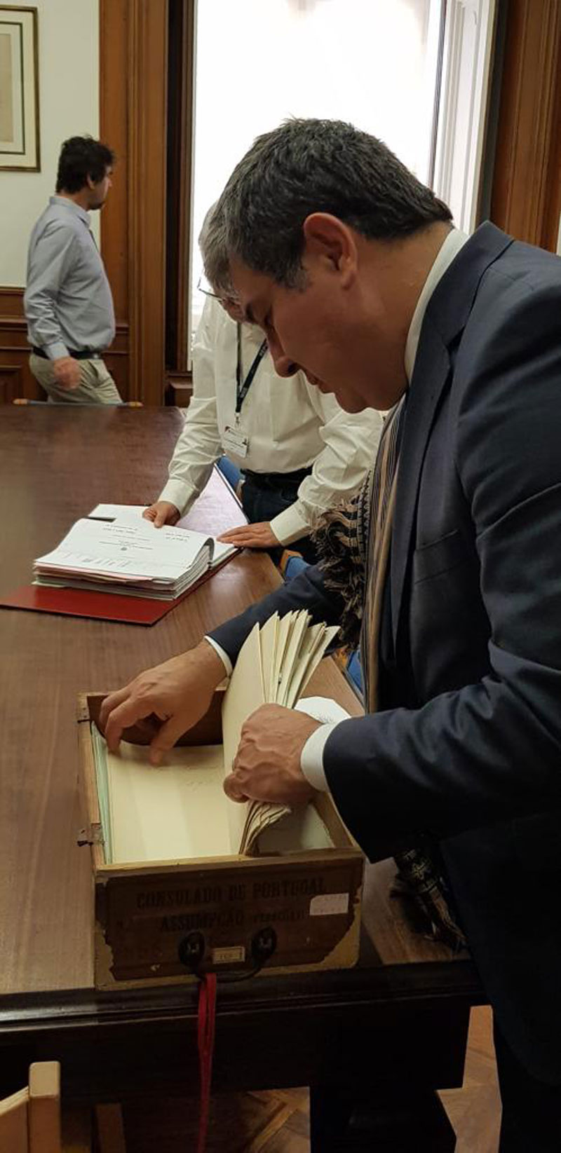 Embajada dona libros paraguayos al Archivo y Biblioteca del Ministerio de Negocios Extranjeros de Portugal
