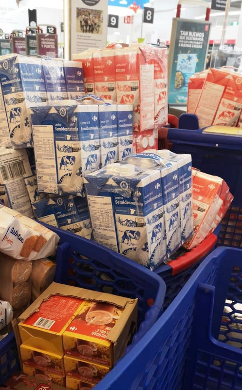 Consulado en Málaga entrega a domicilio canastas de alimentos a connacionales vulnerables