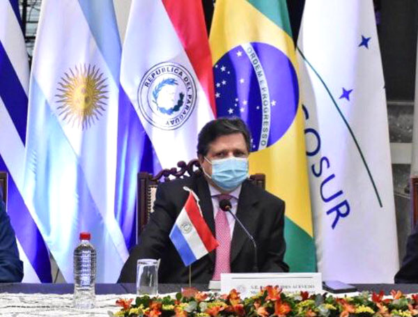 El canciller Acevedo viajó hoy a la República Argentina para reunirse con Felipe Solá y otras autoridades 