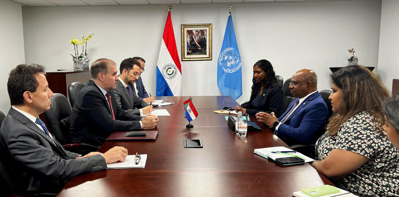 Ministros de Paraguay y Maldivas analizan retos que enfrentan los países en situaciones especiales