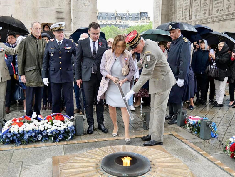 Solemne ceremonia en el Arco del Triunfo, en Francia, por los 212 años de la independencia patria