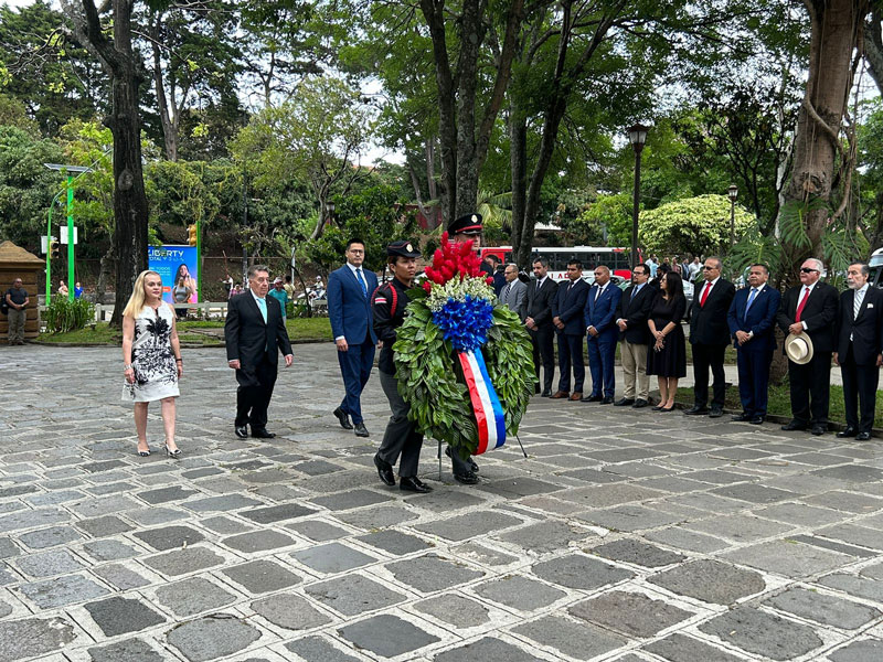 Con ofrenda floral conmemoran en Costa Rica Fiestas Patrias