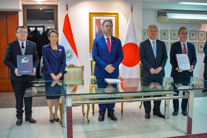 Paraguay condecora a Presidente de la Agencia de Cooperación Internacional del Japón (JICA) en su visita al país