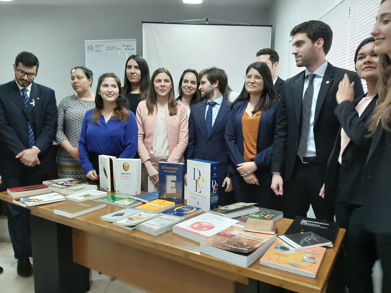 La Academia Diplomática y Consular del MRE recibe libros de la ADEP