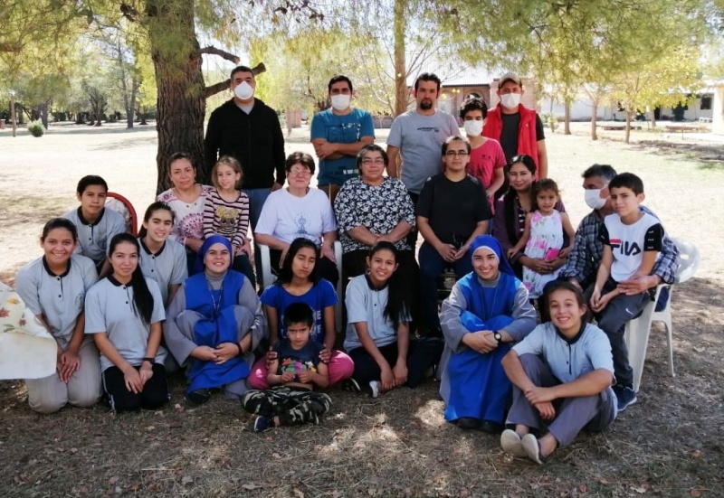 Entregan alimentos y elementos de higiene a connacionales varados en San Rafael, Mendoza