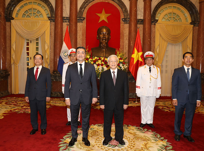 Embajador Florentín Antola presentó sus cartas credenciales al presidente de Vietnam