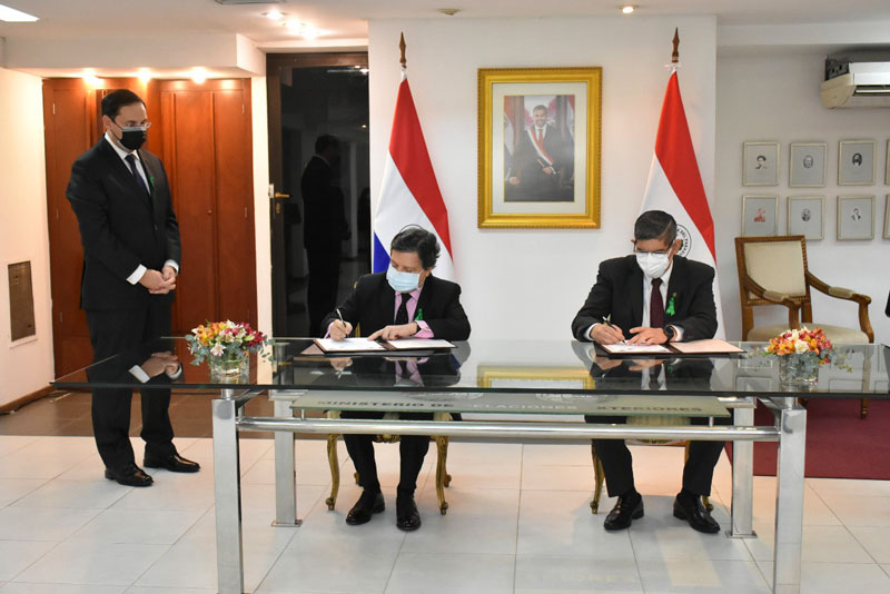 MRE y Facultad de Economía de la UNA firman convenio la cooperación y capacitación de recursos humanos