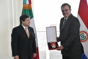 Paraguay agradece la solidaridad y apoyo de México con una condecoración a su canciller Ebrard