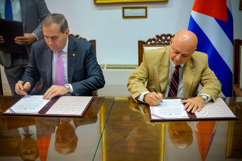 Paraguay entrega ayuda humanitaria a Cuba