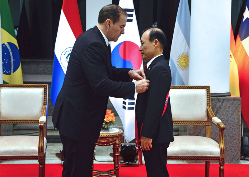 Canciller Nacional otorgó Condecoración de la Orden Nacional del Mérito en el Grado de Gran Cruz a Embajador de la República de Corea