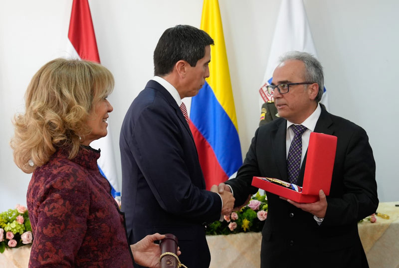 Paraguay condecora con la Orden Nacional del Mérito Don José Falcón a la Fiscalía General de la Nación y a la Policía Nacional de Colombia