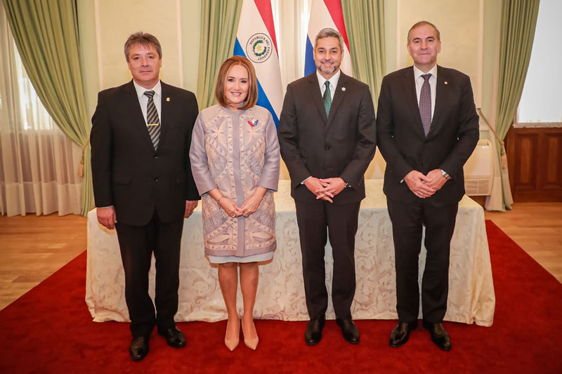 Le président Abdo Benítez investit Cynthia Filártiga comme ambassadrice du Paraguay en France