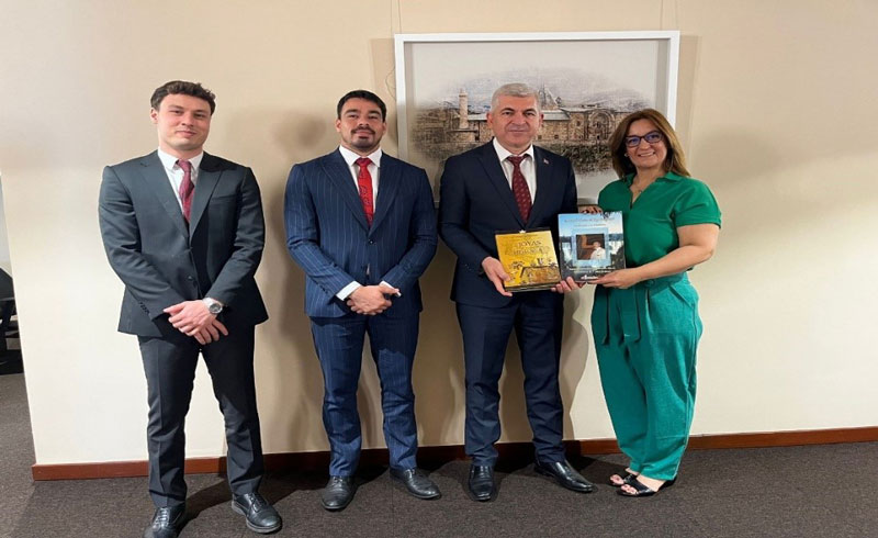 Embajada del Paraguay dona libros a Biblioteca Presidencial de Turkiye