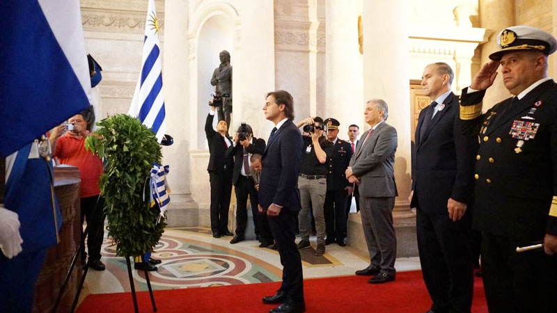 El presidente de Uruguay, Luis Lacalle Pou, llega en visita oficial a Paraguay