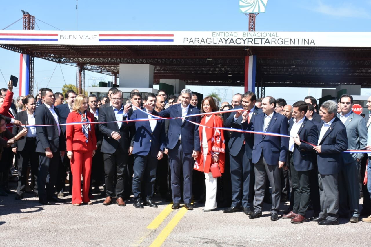 Los presidentes Mario Abdo y Mauricio Macri habilitaron oficialmente el paso fronterizo sobre el coronamiento de Yacyretá