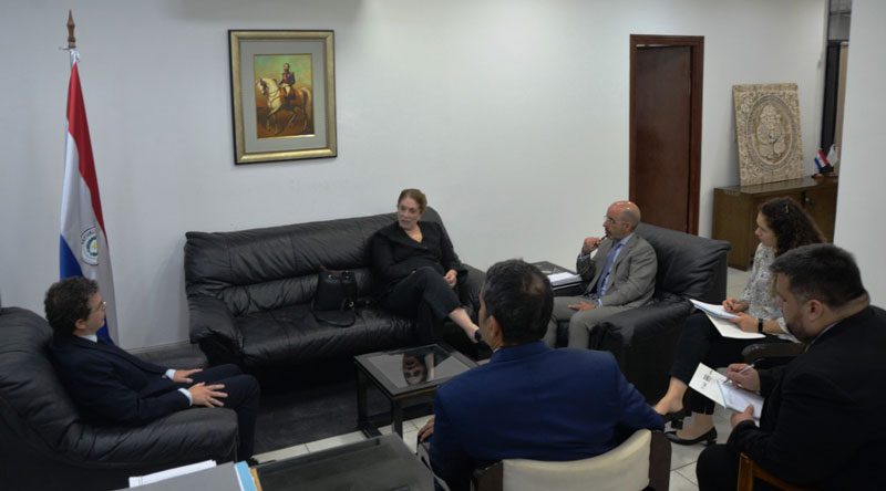 Viceministro Franco recibe en audiencia a la embajadora del Perú