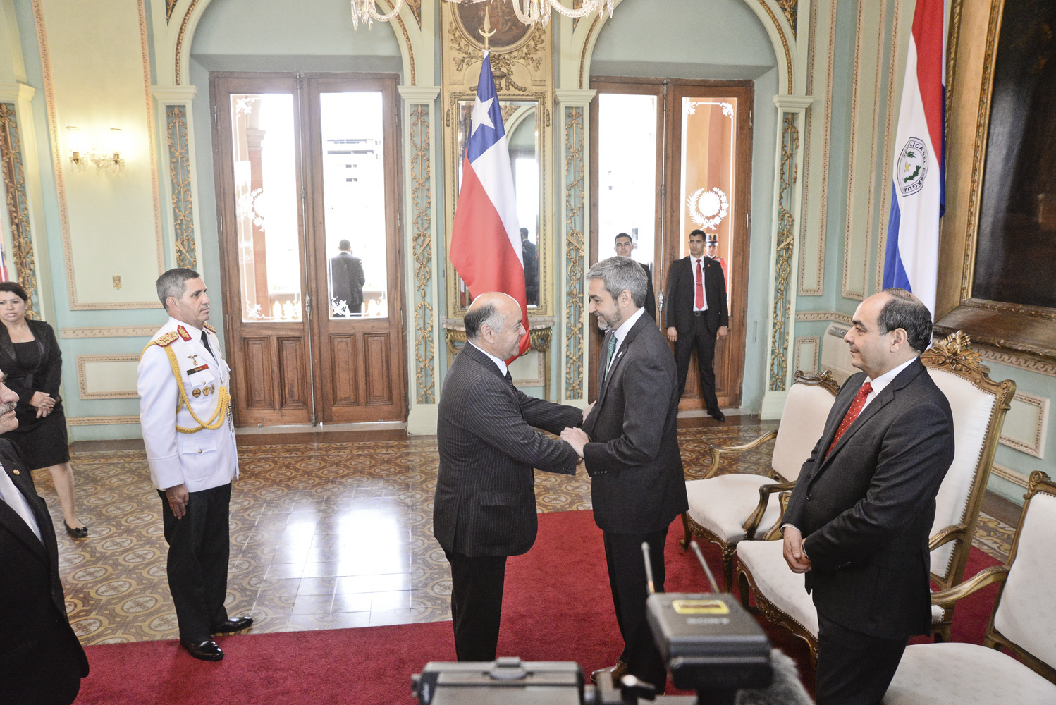 Presidente Abdo Benítez recibió las cartas credenciales del nuevo embajador de Chile 