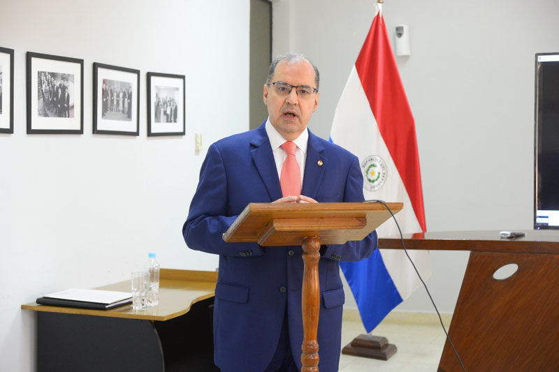Ministro Barreiro Perrota defendió con éxito tesis sobre integración energética